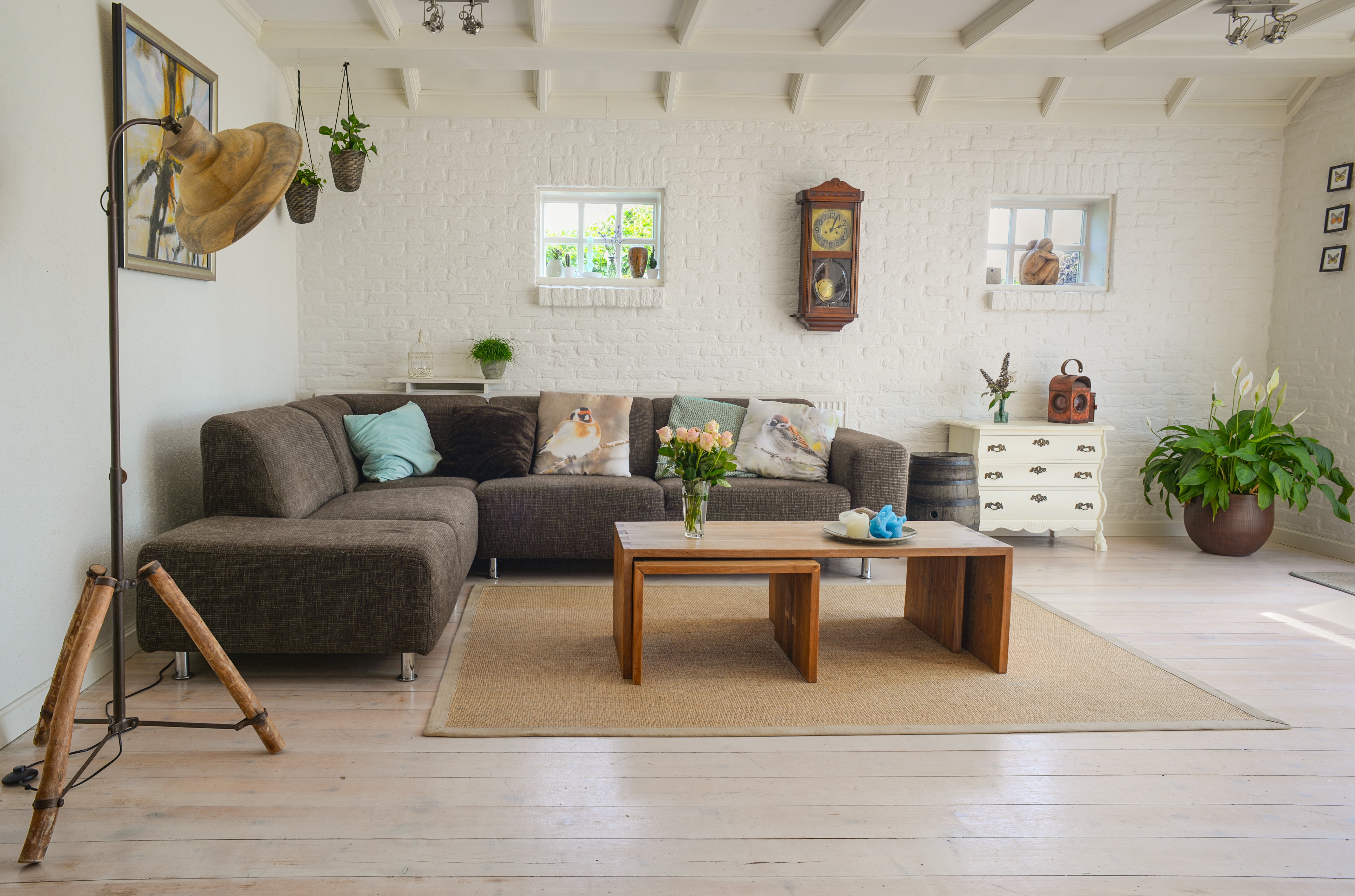 Sala com sofá e carpete