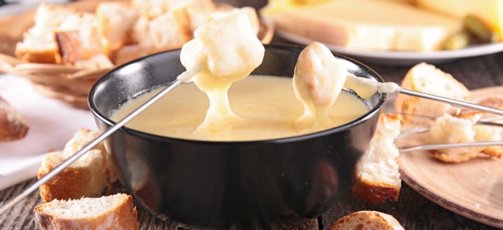 Simples, prático e saboroso, o fondue é receita ideal para aquecer as noites de frio – especialmente quando acompanhado de um bom vinho