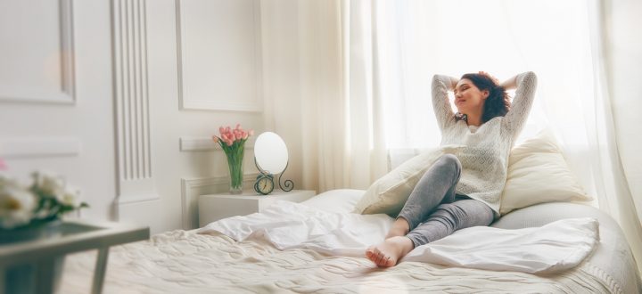 Com algumas estratégias simples, é possível transformar seu quarto numa verdadeira suíte de hotel – e tudo começa pelos cuidados com a cama