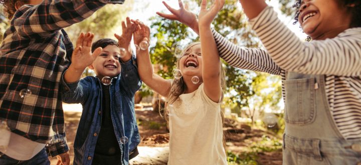 Veja algumas dicas de atividades lúdicas para aproveitar o feriado do Dia das Crianças em família com muita diversão e troca de experiências