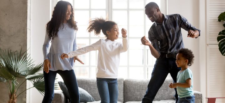 onheça 3 aplicativos de dança que vão ajudar você a se exercitar em casa de uma maneira muito mais animada e energizante