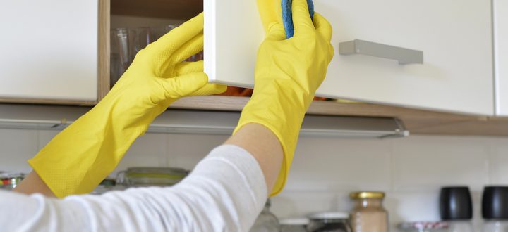 Descubra como tirar a gordura dos armários de cozinha (dos casos leves aos graves) e quais cuidados tomar para mantê-los sempre limpos