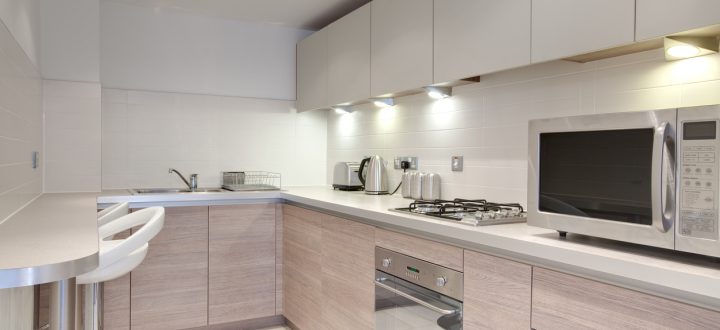 Saiba como utilizar a iluminação de cozinha da melhor maneira e garantir um ambiente moderno e mais prático e confortável para as refeições