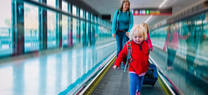 Aprenda dicas práticas de planejamento e organização para viajar com crianças de forma mais sossegada e garantir boas memórias em família