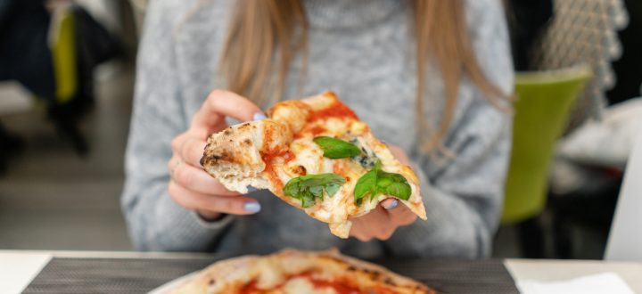 Segundo a Unesco, a Pizza Napolitana é um patrimônio da humanidade. Então, que tal aprender a preparar esta receita deliciosa em casa?
